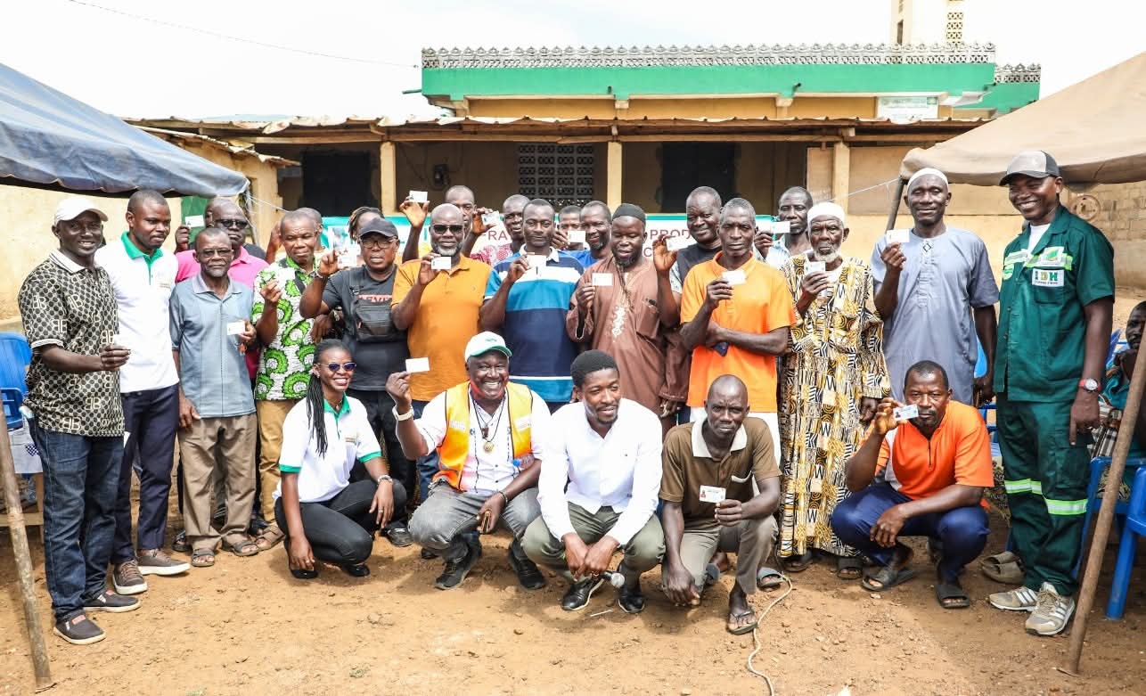 GRAND-LAHOU : LA FPH-CI DISTRIBUE PRÈS DE 3 000 CARTES DE MEMBRES AUX PRODUCTEURS D’HÉVÉA.