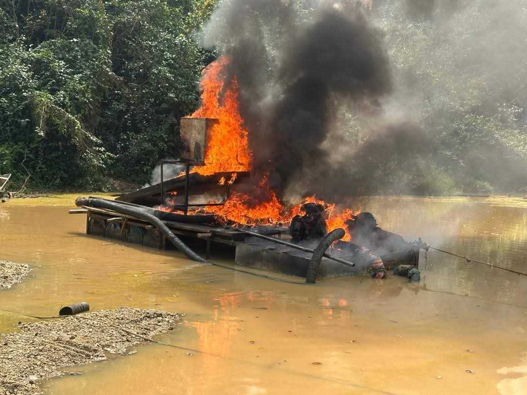 CÔTE D'IVOIRE/DIMBOKRO - LUTTE CONTRE L'ORPAILLAGE ILLÉGAL : UNE MISSION MIXTE DÉTRUIT DES DRAGUES SUR LA RIVIÈRE N’Zi