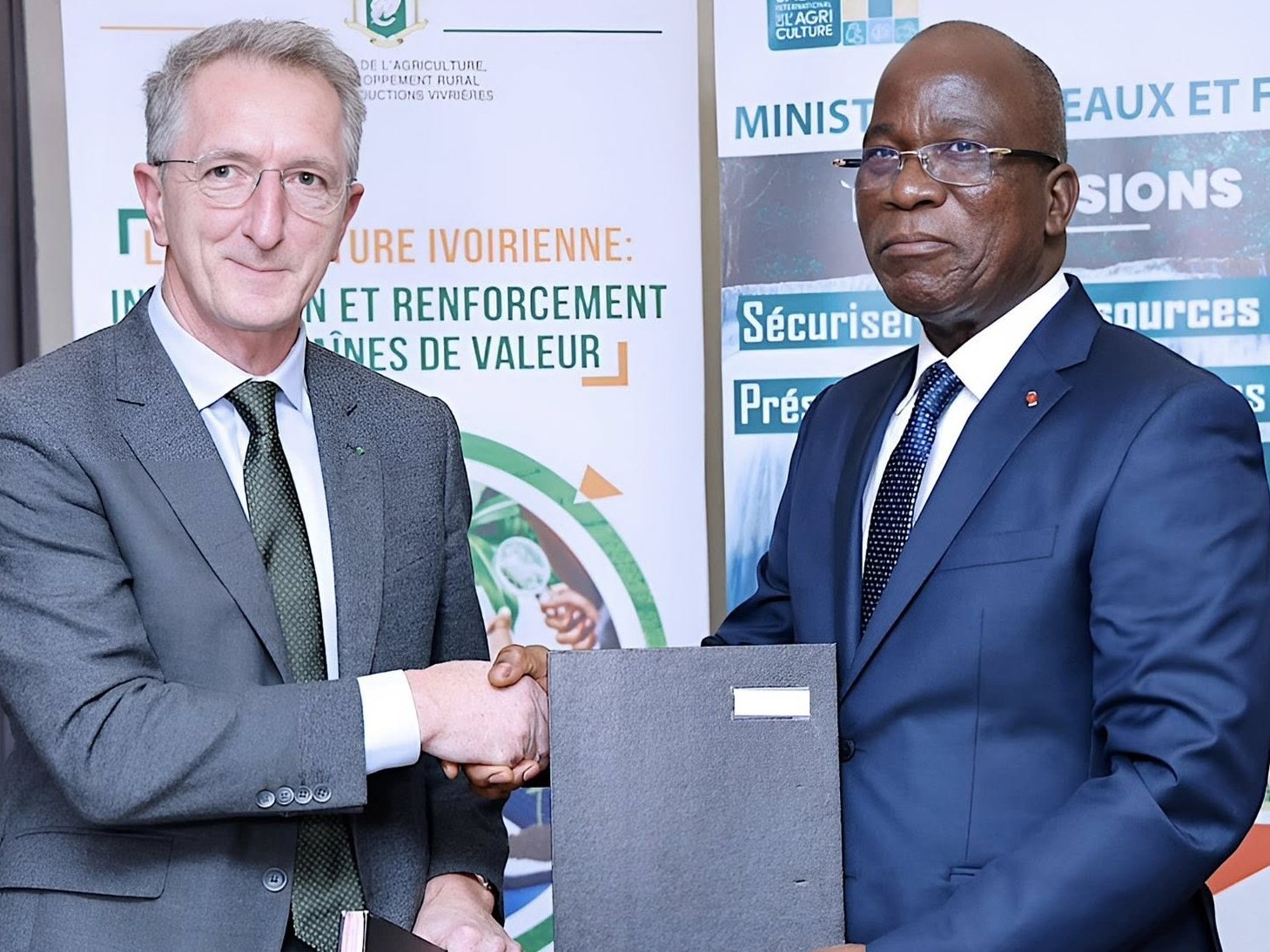 PARIS – LE MINISTRE ASSAHORÉ JACQUES SIGNE DEUX PROTOCOLES D’ACCORD AU SIA 2026 POUR BOOSTER LE REBOISEMENT EN CÔTE D’IVOIRE