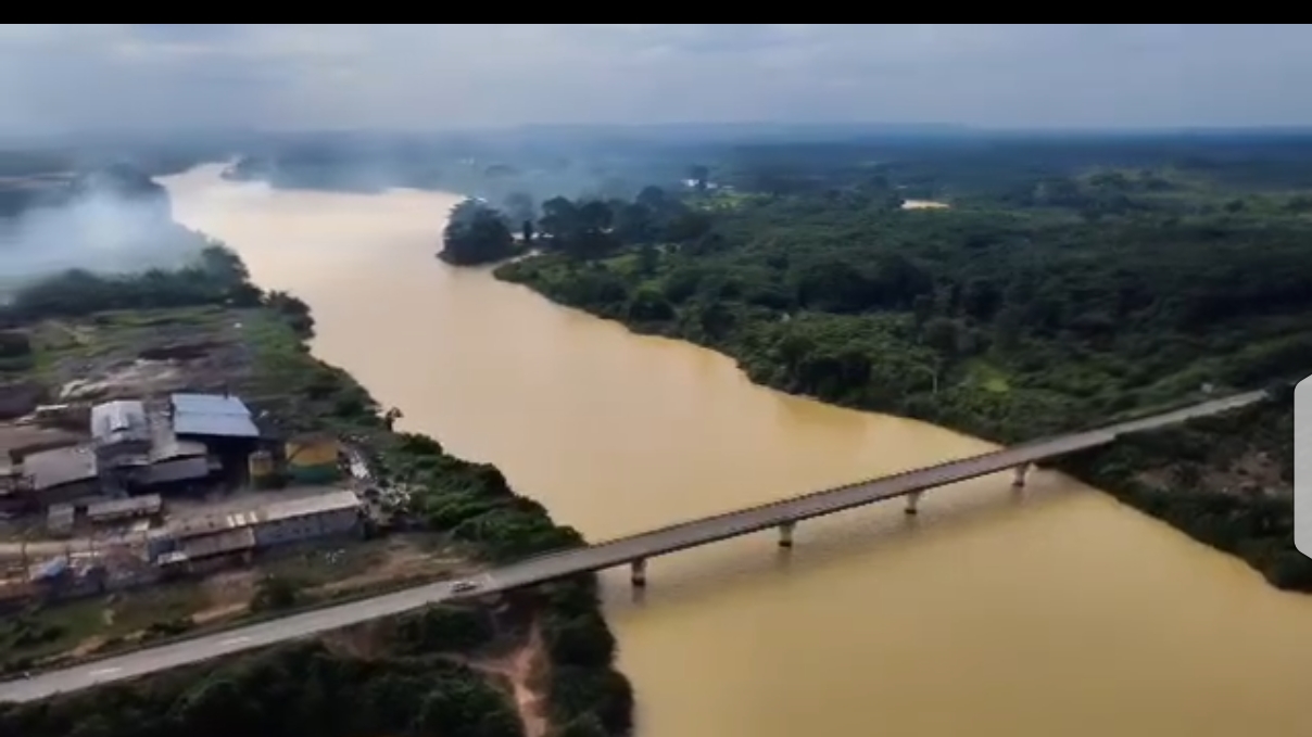 L'OR PASSE, L'EAU RESTE